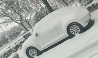 车上的积雪用凉水冲吗（车上的雪可以用水冲吗）