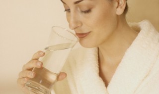 凉水和热水一起喝有什么影响（凉水和热水一起喝有什么后果）