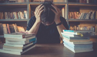 在一天秤上一个举十个此打一成语 一个天平秤打一成语