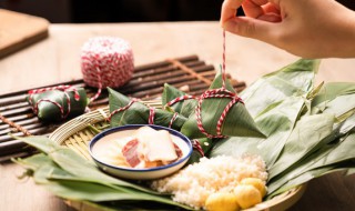 煮熟的粽子在常温下可以放多久（煮熟的粽子在常温下可以放多久还能吃）