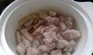 炖排骨中间可以再加凉水不 炖排骨中间能加凉水吗