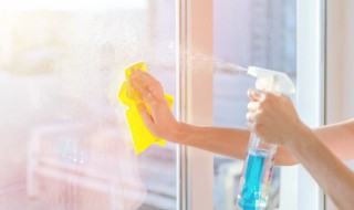 擦玻璃上的胶用什么擦 擦玻璃上的胶用什么好