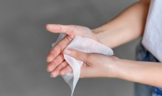 贴纸怎么去除黏黏痕迹(贴纸黏黏的痕迹要怎么处理干净)