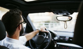 下雨天玻璃起雾怎么办(开车下雨天玻璃起雾怎么办)