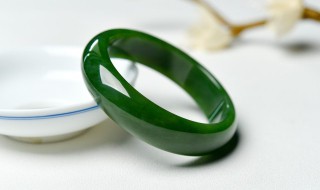 手镯玉翡翠区别(翡翠手镯与玉手镯的区别)