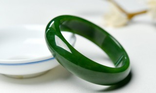 翡翠帝王绿手镯鉴定（翡翠帝王绿手镯辨别）