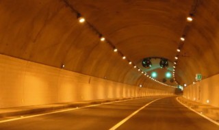 进隧道前开什么灯 进隧道前开什么灯怎么开
