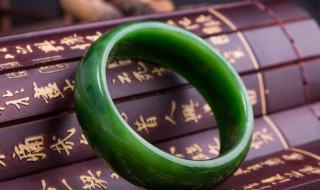 翡翠手镯冬天可以带吗(玉手镯冬天能带吗)