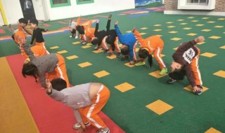 左手摸右脚叫什么运动 手摸脚是什么运动