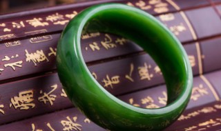 翡翠贵妃镯的优缺点(翡翠贵妃镯好吗)