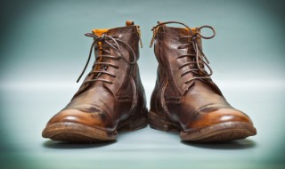 如何快速去除皮鞋味道（怎么快速去除皮鞋的皮子味）