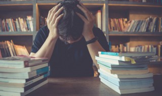 坐看青竹变琼枝是描写什么季节（六出飞花入户时坐看青竹变琼枝描写的是什么季节）