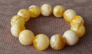 怎样鉴定蜜蜡真假辨别 怎么判断蜜蜡的真假辨别方法