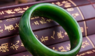 真翡翠手镯得多少钱（一个真翡翠手镯大约多少钱）