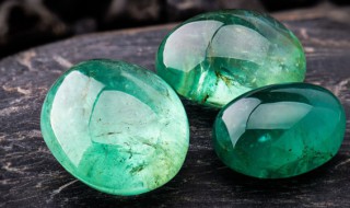 翡翠原石的多少钱 现在的翡翠原石是多少钱