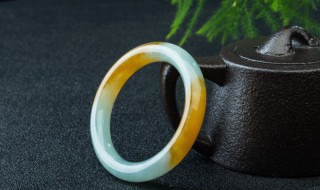 冰种飘花翡翠手镯（冰种飘花翡翠手镯圆条里面打灯有亮亮的东西）