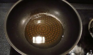 锅放油起火散发的气味有毒吗（油锅起火满屋子气味有毒吗）