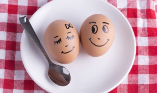 为什么鸡蛋底部沾盐后会立起来（为什么鸡蛋会在盐上立起来）