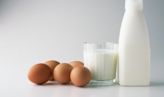 蛋鸡啄鸡蛋是什么原因引起的（蛋鸡总是啄蛋是什么原因）