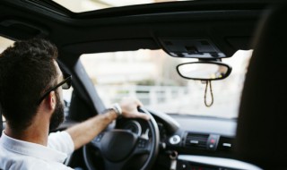 空调水滴在汽车上该怎么清洗（汽车上滴了空调水怎么去除）