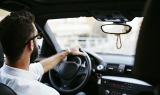 空调水淋在汽车上怎么洗干净(空调水到车上怎么洗)