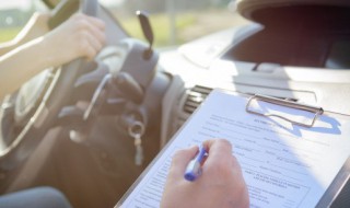 右转直行合用车道红灯可以右转吗 在直行和右转的合用车道上红灯能右转吗