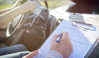 方向盘向左打车尾向哪（方向盘向左打车尾向哪边）