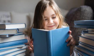 两个面子上有三个划钱打一成语（两个面子中间三划打一成语）