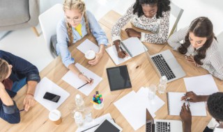 开会座位左右哪个为尊（开会座位哪边为尊）