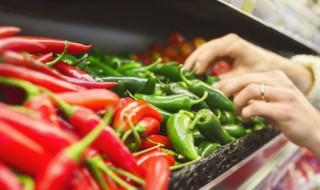 手切了辣椒火辣辣的怎么办（切辣椒时手辣火辣怎么办）