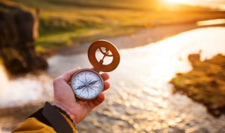 与西南相对的方向是什么方向答案（什么和什么之间的方向是西南方向）