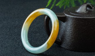 糯种春带彩翡翠价格（糯种春带彩翡翠手镯价格）