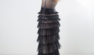 蛋糕裙搭配什么上衣好看(黑色蛋糕裙搭配什么上衣好看)