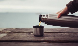 不锈钢保温杯可以泡黄芪吗（用不锈钢杯泡黄芪水喝可以吗）