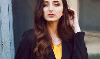 黑色风衣里面搭配什么裙子好看 黑色风衣配什么颜色的裙子好看