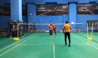 如何提高羽毛球双打水平(双打羽毛球的技巧)