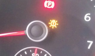 汽车内循环开关亮时是什么意思（车内循环开关是亮是开还是关）