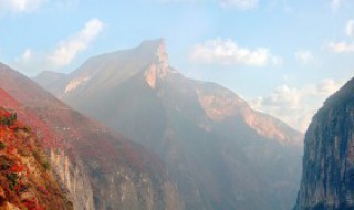 泰山庐山哪个高（庐山比泰山高多少米）