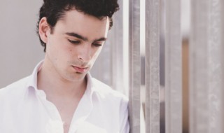 男生短袖衬衫怎么穿好看（衬衫怎样穿好看男生）