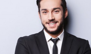 黑西装配黑色衬衫可以吗（黑色西装加黑色衬衫）