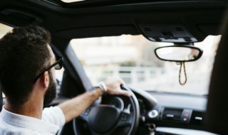 新车首次保养多少公里合适（新车首次保养多少公里最佳）