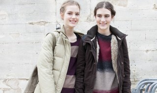 羽绒服掉毛粘在衣服上怎么办（衣服粘羽绒毛了怎么办）