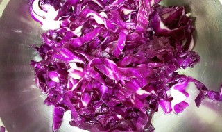 怎样挤紫甘蓝汁（紫甘蓝的汁怎么洗掉）