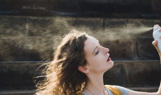 定妆喷雾和保湿喷雾有什么区别（定妆喷雾和保湿喷雾有什么区别吗）