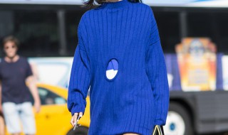 蓝色毛衣配什么色的衬衫好看（蓝色衬衫外面穿什么颜色毛衣）