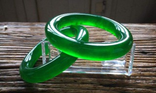 翡翠手镯的翠指什么意思（玉镯带翠是什么意思）