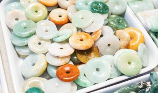 翡翠鉴定书上的备注是什么意思（翡翠签定证书上备注一栏要写什么才是真货有几种标注）