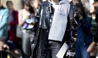 黑衬衫配什么颜色大衣（黑色衬衫搭什么颜色外套）