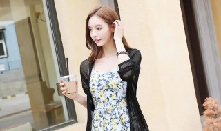 吊带裙搭配什么衣服好看（吊带裙怎么搭配最好看）