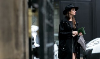 黑衣服掉色怎么洗后不容易掉色(黑色衣服掉色怎么洗才不掉色)